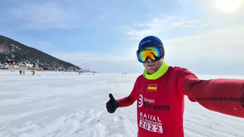 Jose Antonio Soto en la maratón del Lago Baikal acompañado por el Grupo Bárymont